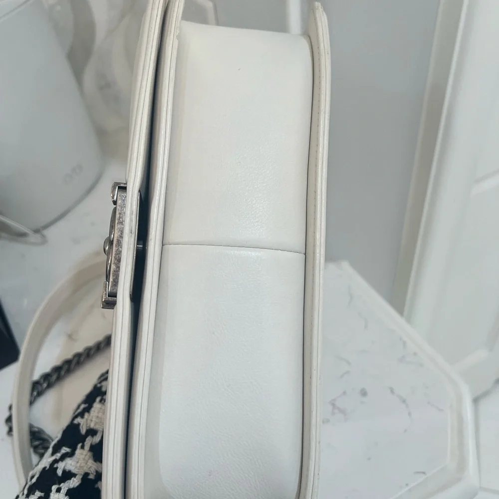 Chanel White Quilted Leather Chain Boy Bag. Great condition. - Picture 7 of 13